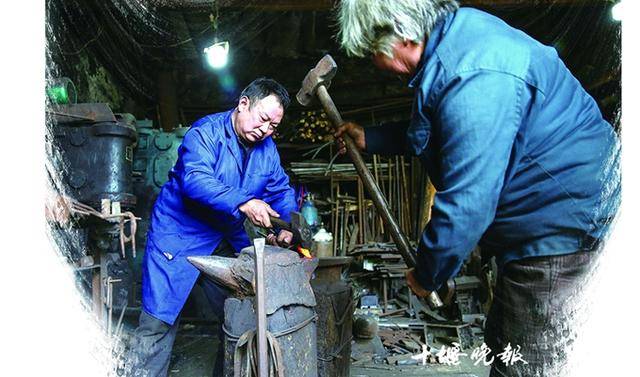 十堰"师徒恋"夫妻打铁40年:为保证质量,错失了大单