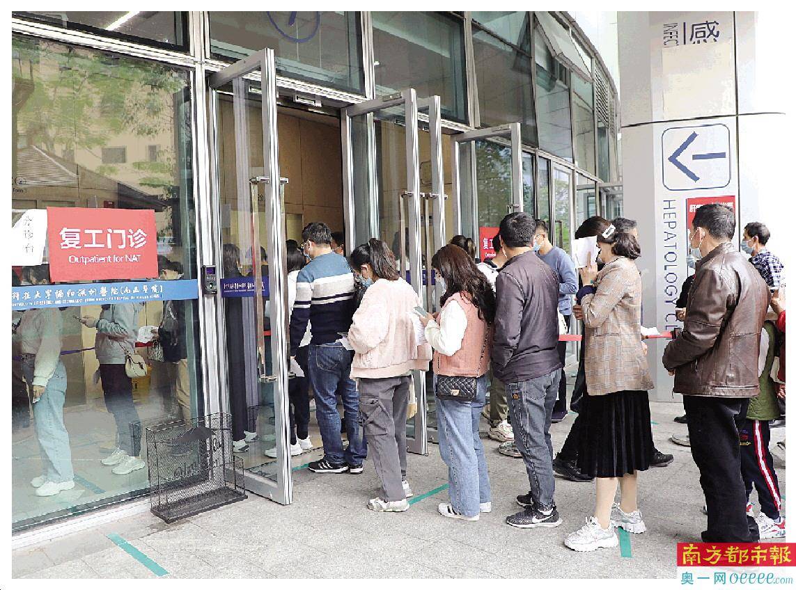 1月21日,协和深圳医院,市民正在排队准备做核酸检测.