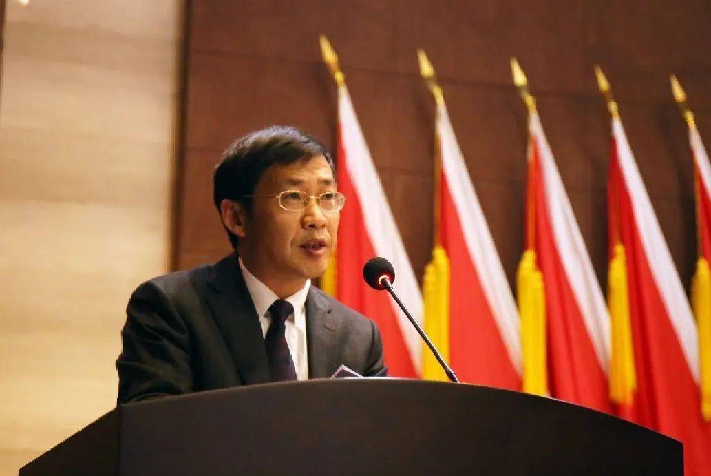 经济开发区管委会主任,龙山镇镇长胡孟波作政府工作报告▲市委常委,区