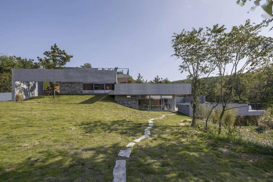 与坡地形成丰富的夹角 - 2号工作室,威海 / 空间站建筑师事务所