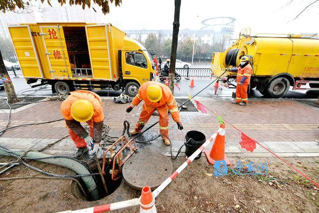 1月26日,工人在宿迁市区项王路对污水管道进行清淤疏通和溯源排查工作