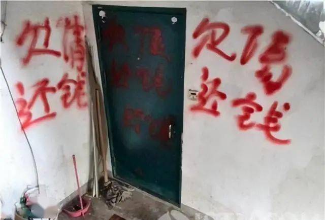 欠款人门口被泼油漆作为包工头,金力拿不到钱就没有办法为下面的