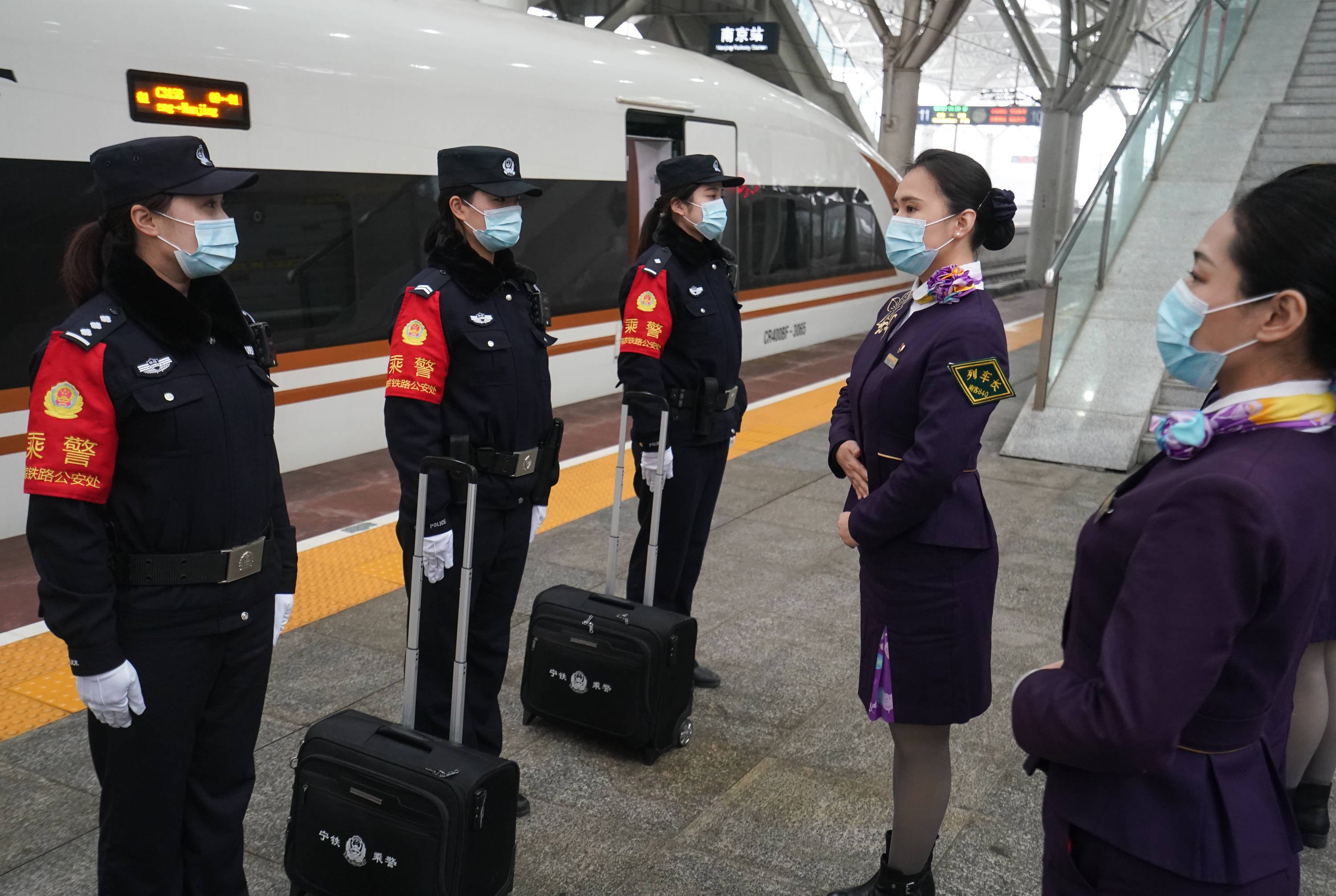 南京:女子乘警组岗前培训护春运