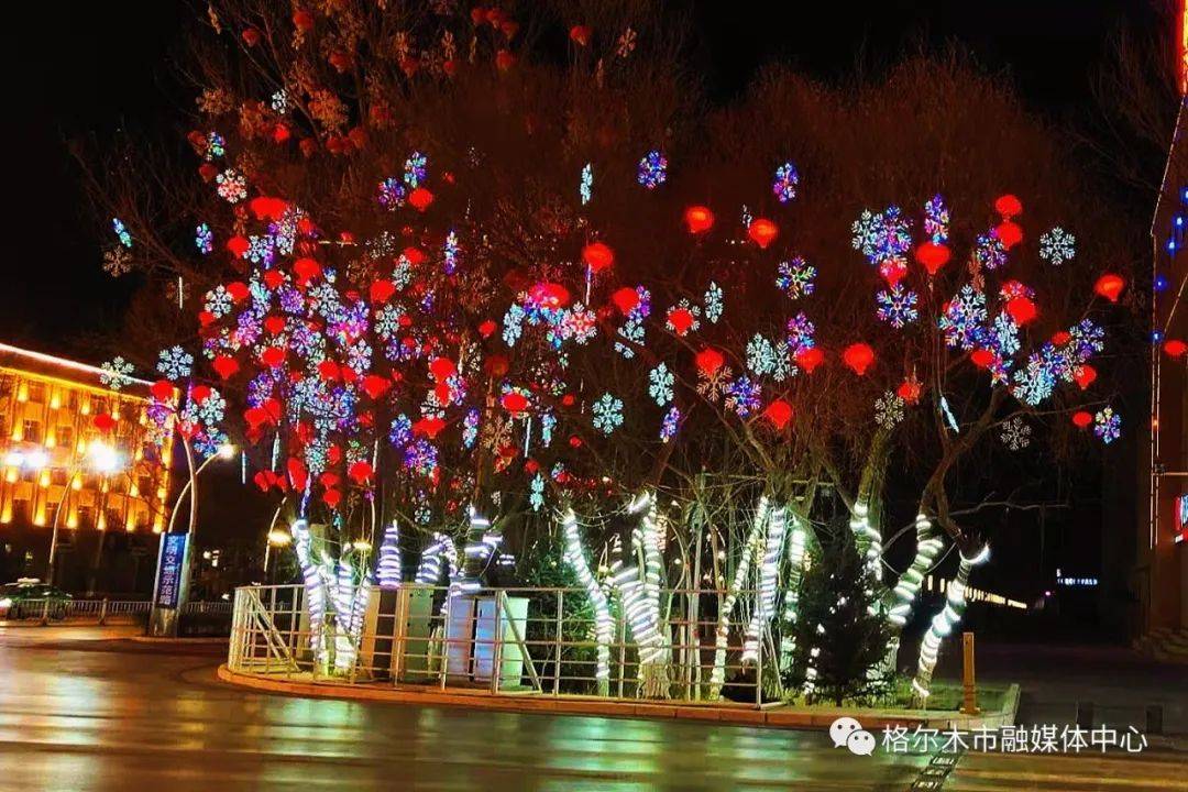 仰望夜景 欣赏这城的夜色 享受这片刻的静谧 格尔木的夜景 让人陶醉