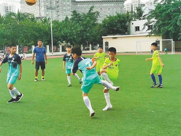 海口白沙门小学学生在踢足球.海南日报记者 侯赛 摄