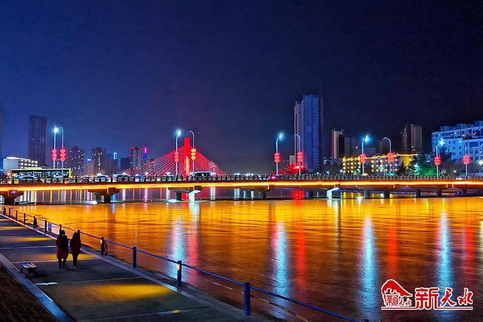 春节临近,秦州城区的夜晚霓虹夺目,灯光璀璨.