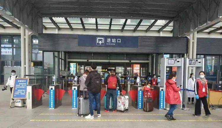 新春走基层直击2021春运第一天贵港高铁站