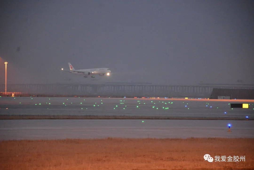 海军航空兵司令王天林,青岛市委常委,胶州市委书记刘建军到现场欢迎和