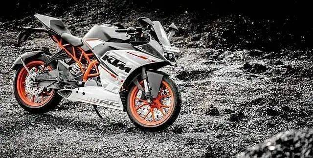 由kardesign设计的渲染图取名为ktm sc8 390r,很显然是基于rc390搭建