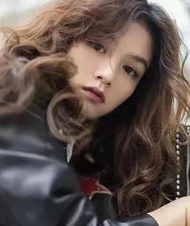整个人直接化身为性感尤物,美女氛围十足,瞬间俘获所有人