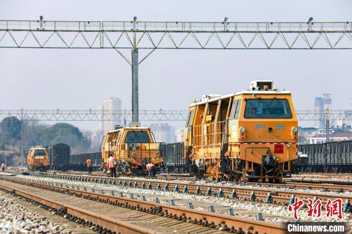 大型养路机械在鹰潭铁路枢纽编组站进行机械化施工作业 汪翰 摄