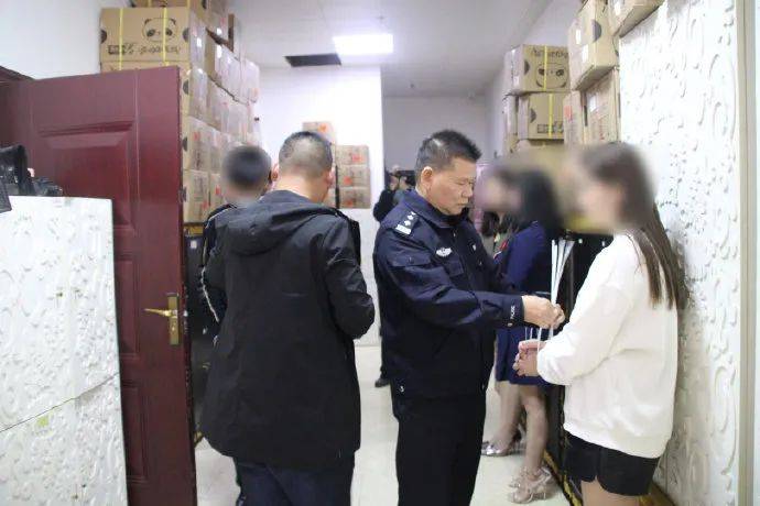 警方突击卖淫窝点!抓获28名嫌疑人,57名有偿陪侍人员