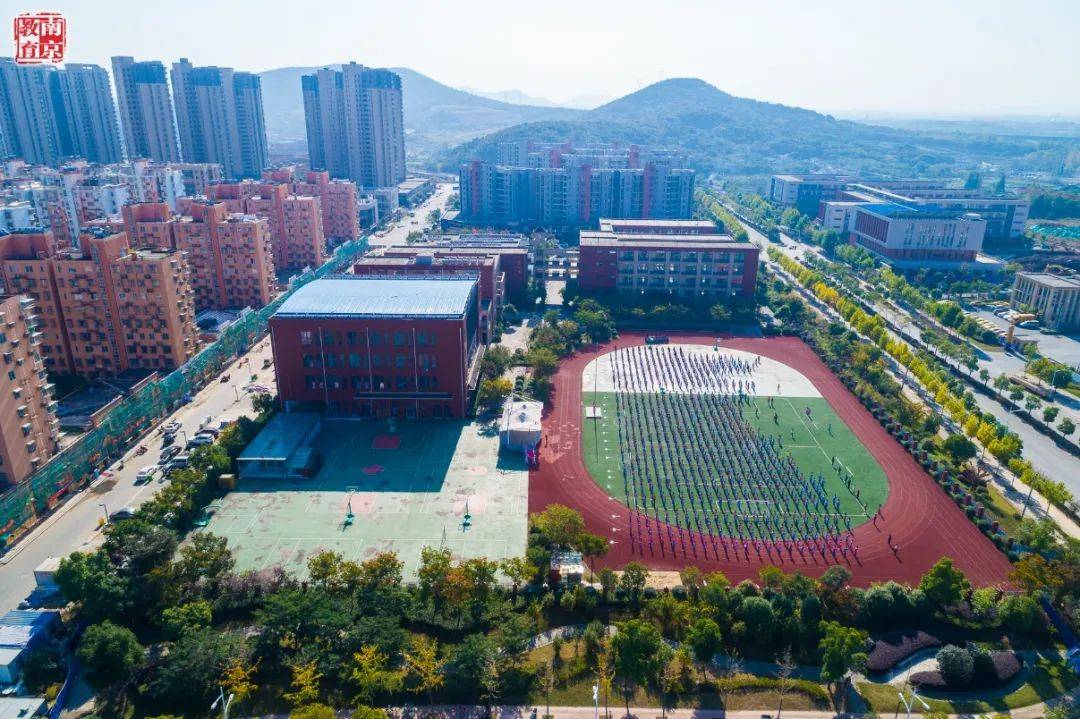 通过完善优质资源的公平共享机制,让全市更多的学生和家庭可以通过
