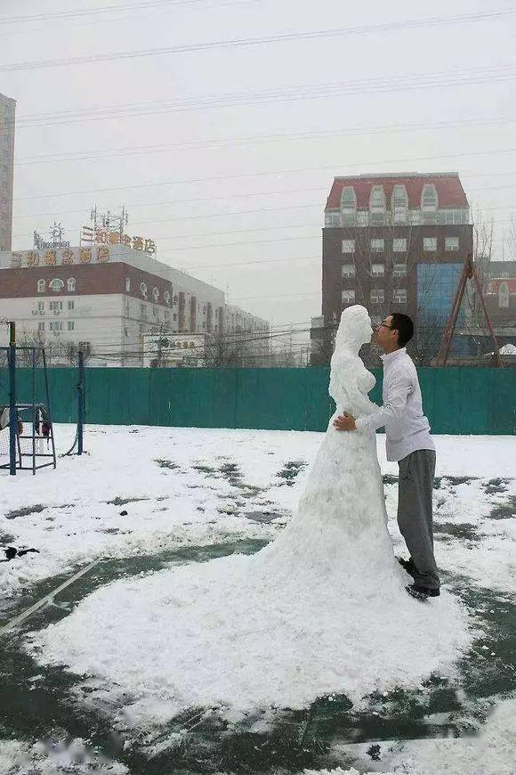 【美图欣赏】谁堆的雪人没穿衣服?美女这身材太有料了