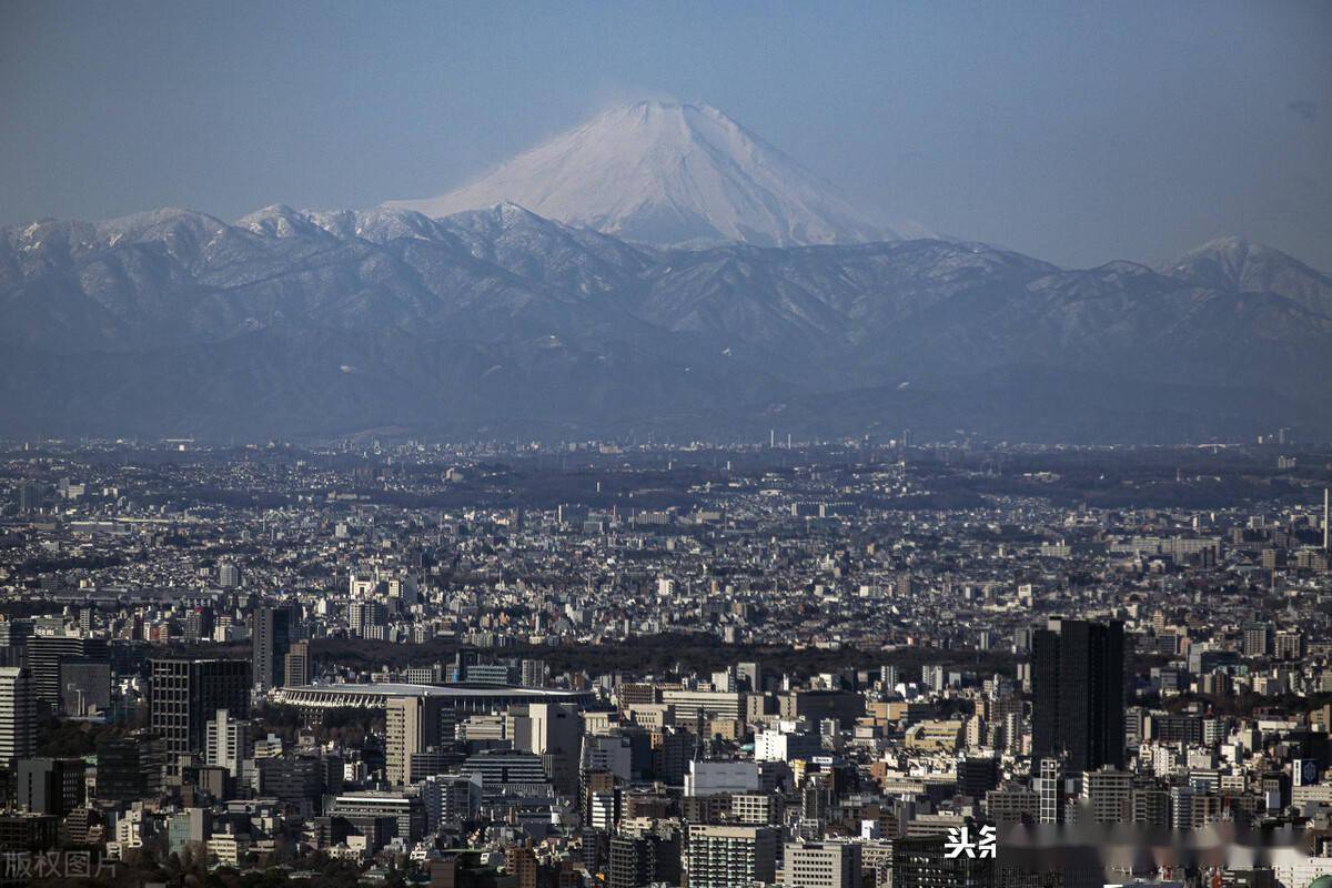 当地时间2021年1月29日,日本东京,航拍东京密密麻麻的高楼大厦,鳞次