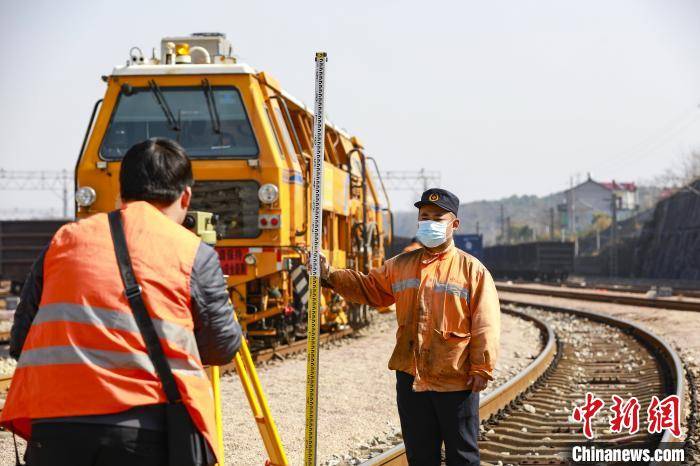 大型养路机械在鹰潭铁路枢纽编组站进行机械化施工作业. 汪翰 摄