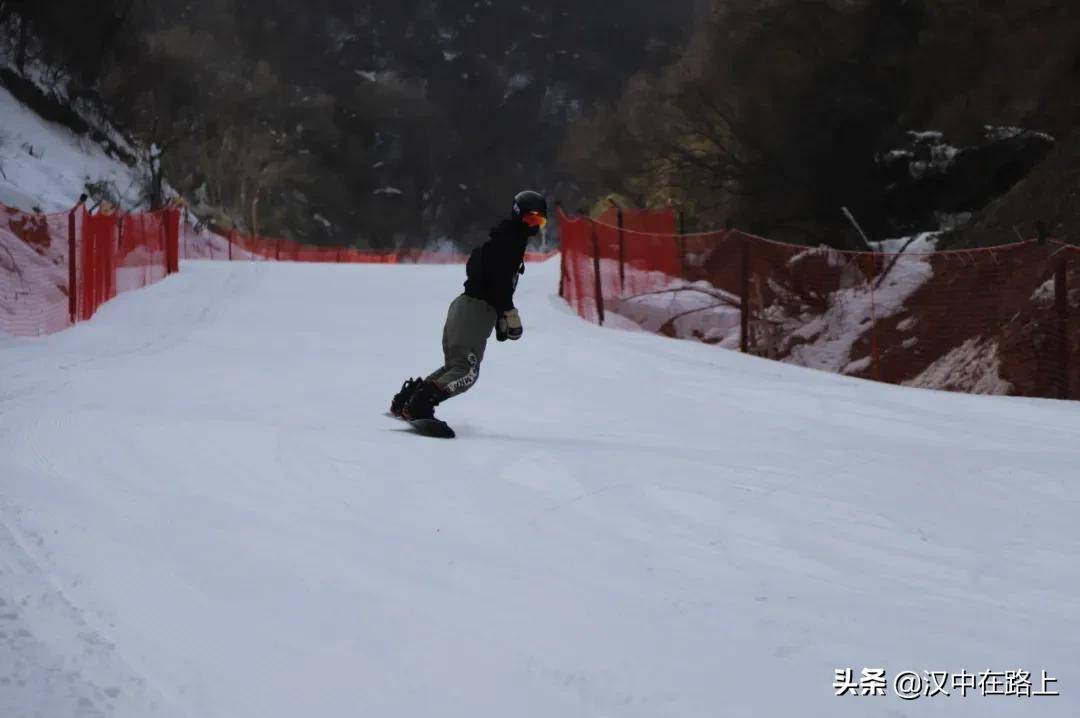 滑雪经验的滑雪爱好者且均为成年人自龙头山滑雪场中级道开放以来(ps