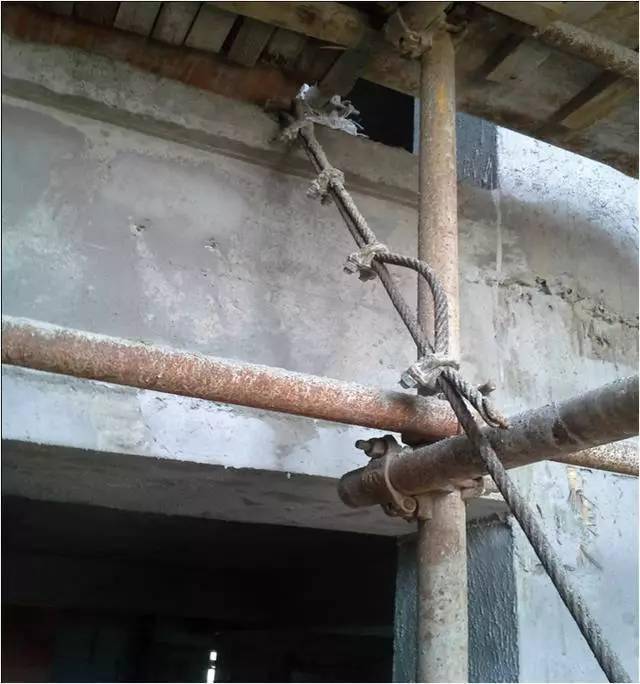 标准的悬挑架反拉钢丝绳做法