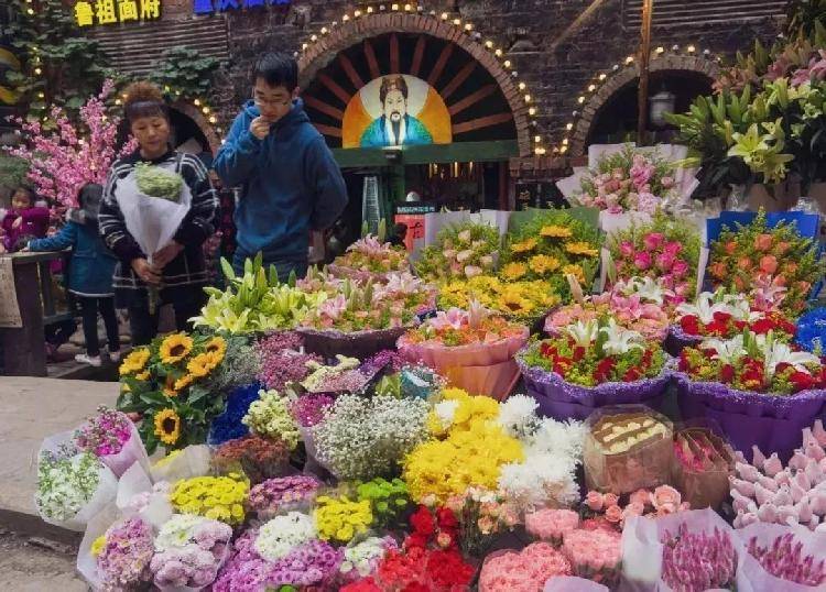 渝中鲁祖庙是重庆最早的花市,从民生路拐进鲁祖庙路口,便到了花卉市场