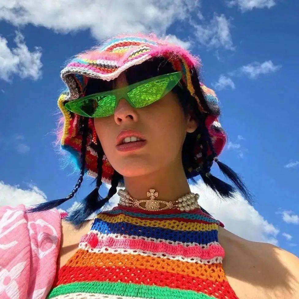 比较低调的妹子可以选择前俩种暗花丝袜~比普通黑色多了时尚感和酷帅