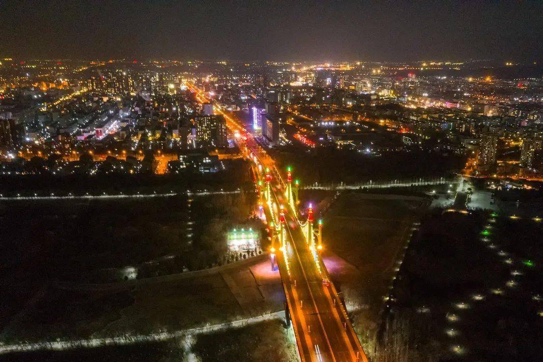 灯火虹成桥 作为昌平新时代的地标建筑 南环大桥的夜景 向来变幻多彩