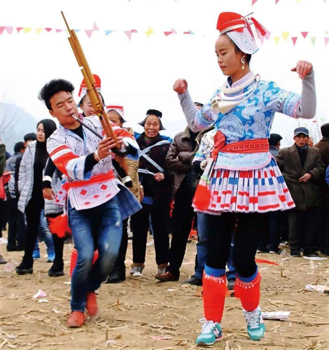 麻塘革家人独特的服饰和踩亲舞麻塘是上世纪80年代贵州省人民政府确定