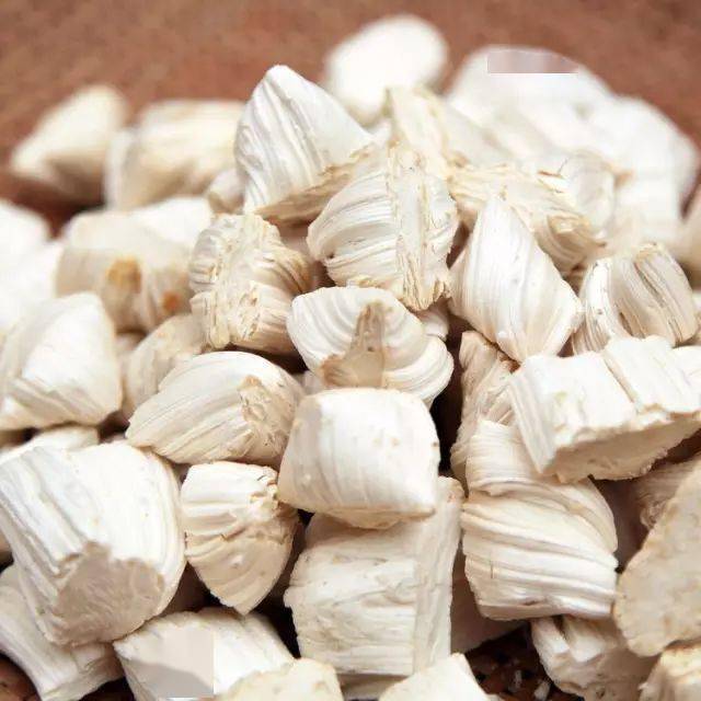 糖瓜麻糖【吃麻糖,饴糖,糖瓜】到了小年,人们已经开始准备年货,比如买