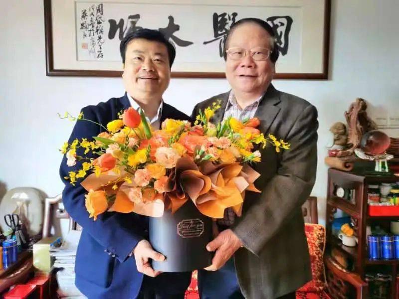 慰问国医大师周岱翰不仅如此,李楚源董事长还来到老领导贝兆汉的家中