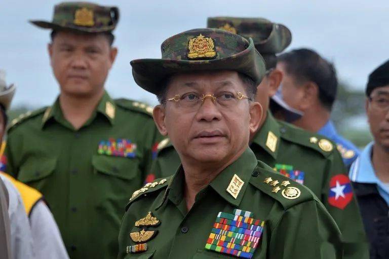 缅甸军方领导人敏昂莱,高级上将军衔,获得过俄罗斯军事合作奖章