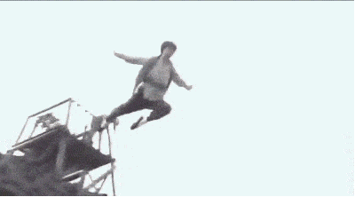 再来说说以五毛特效出圈的抗日神剧,剧里的人都是违背物理定律的存在