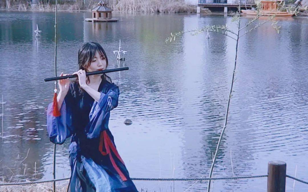 这玩意儿舞蹈区up就是弟弟啊,这年头不弄个黑丝白丝渔网袜,能有播放量