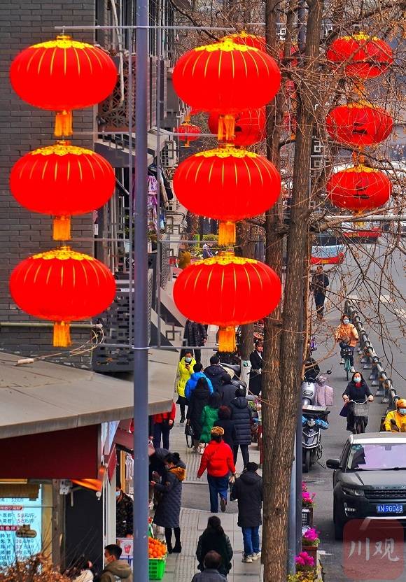 红灯笼为城市增添节日喜庆