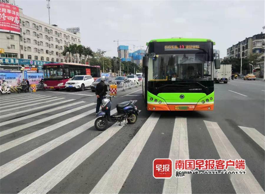 南宁一电动车闯红灯公交车急刹避让致乘客受伤交警电动车全责