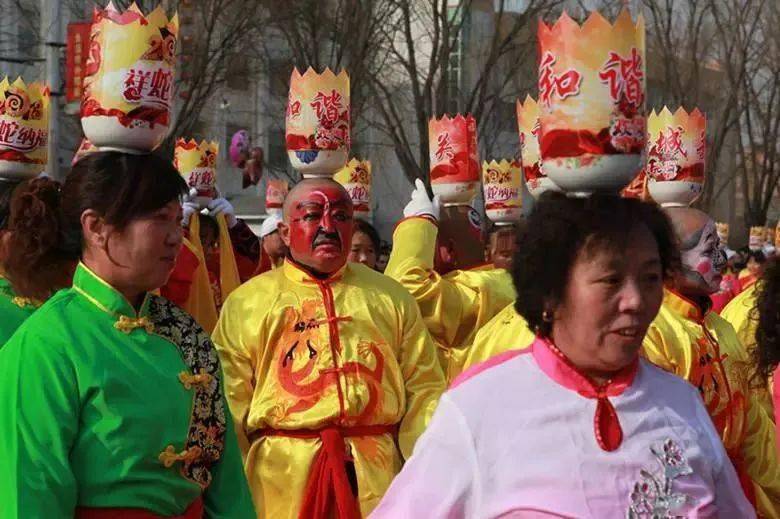 武乡顶灯是流行于武乡县境内西部的一种民间社火形式,每逢年节,顶灯