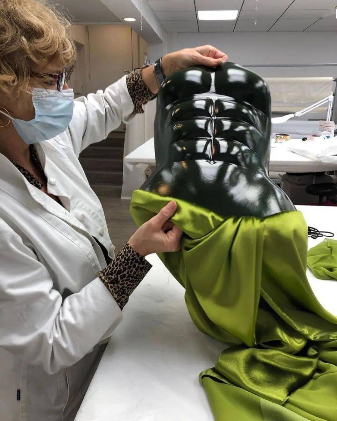 去年圣诞节,身着schiaparelli 绿色定制时装出席家庭聚会的