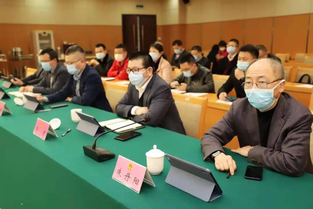 区第十六届人大常委会第三十三次会议召开