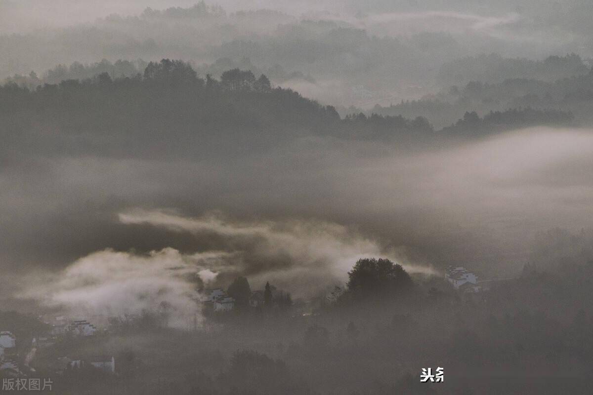 摄影:花果山春雾缭绕,群峰和民居相映成景,风景秀美