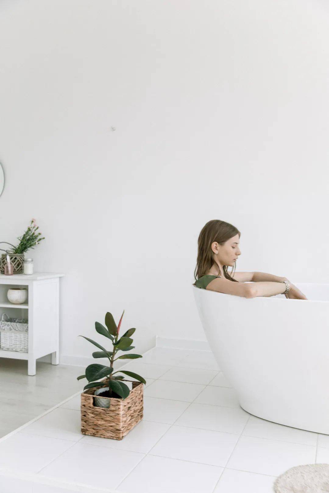 我的美女同学则喜欢靠上台阶来塑臀,时间一长,也能练就小翘臀.