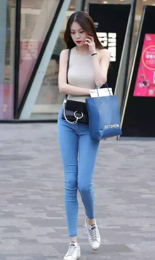 简单的设计成露额头的长发烫发发型,白皙光滑的笑脸,搭配黑色的简约