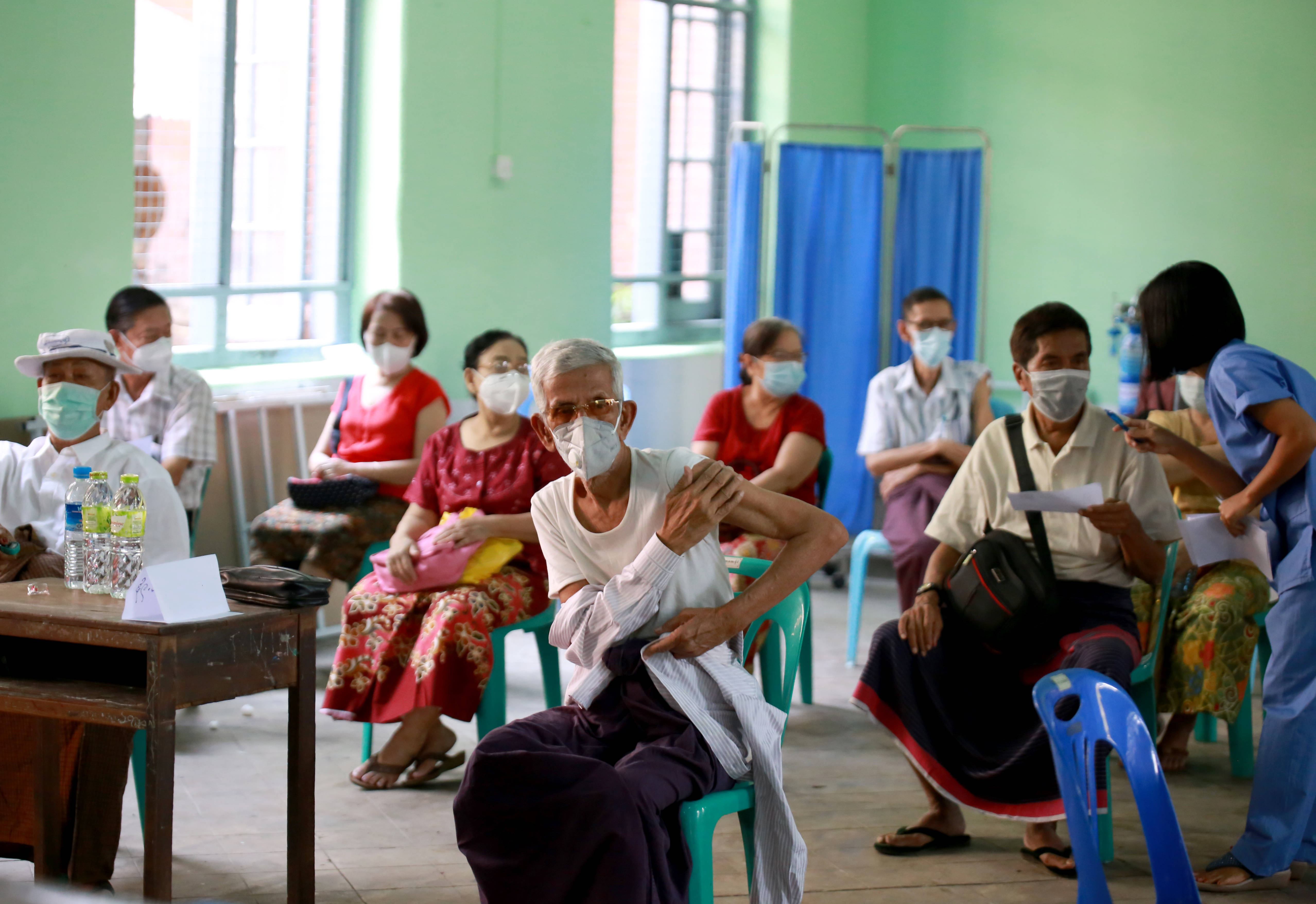 2月5日,人们在缅甸仰光等待接种新冠疫苗.