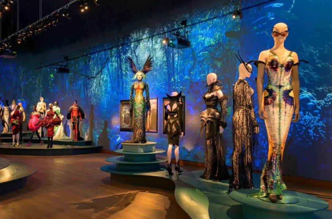 bdsm哥特,圣女贞德,巴黎歌剧……5场改变时装史的世纪