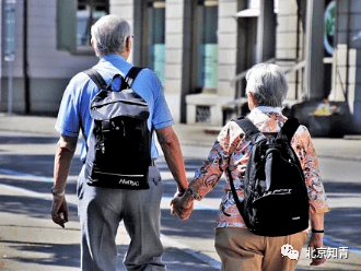 60岁以后玩微信,朋友圈里,不说三话:1不说私密的话朋友圈虽然是记录