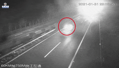 也吓破了胆,但又不知道该怎么办,想掉头又找不到出口,只好硬着头皮开