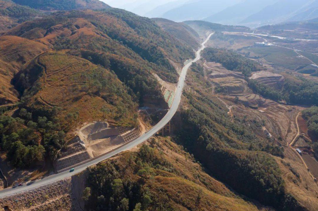 华丽高速公路程海与永胜县城连接线关丫口至哨丫口路通车