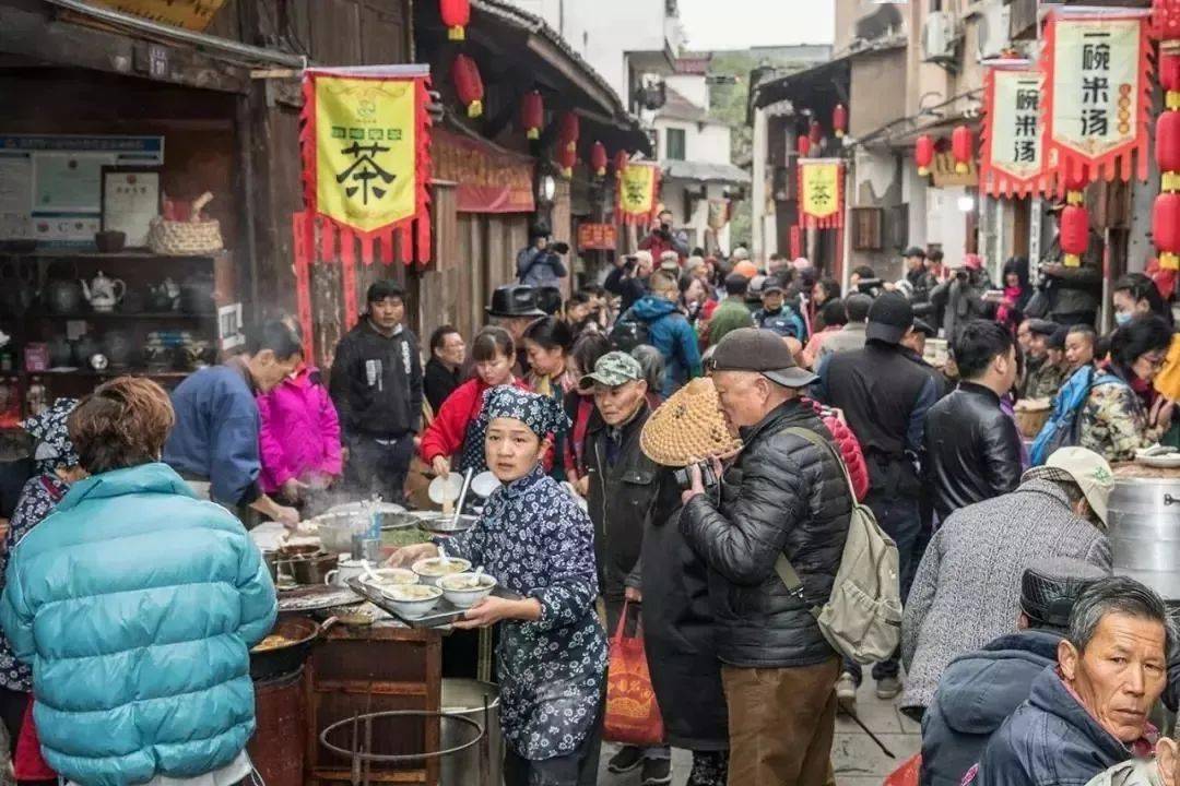 而探寻游埠古镇的生活风情,需要从古镇的早茶街开始.