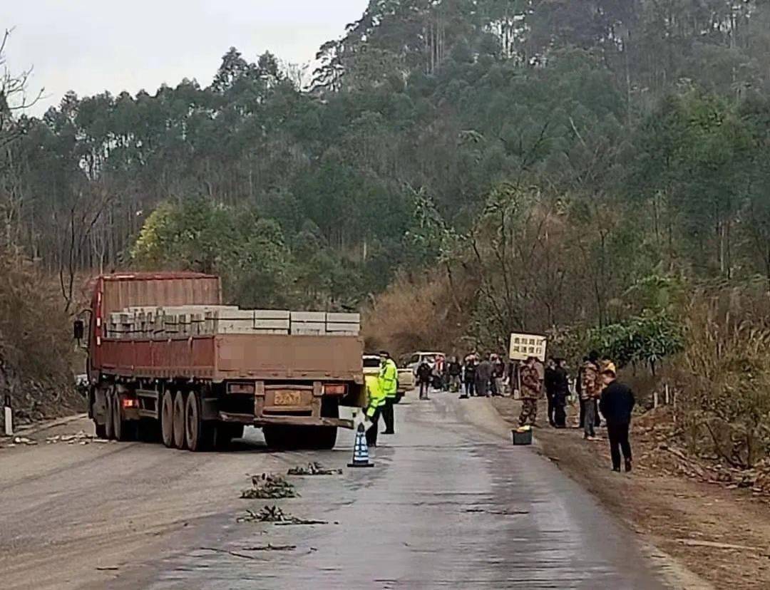 附近发生一起一辆拖头车和一辆搭载3人无牌摩托车相撞的道路交通事故