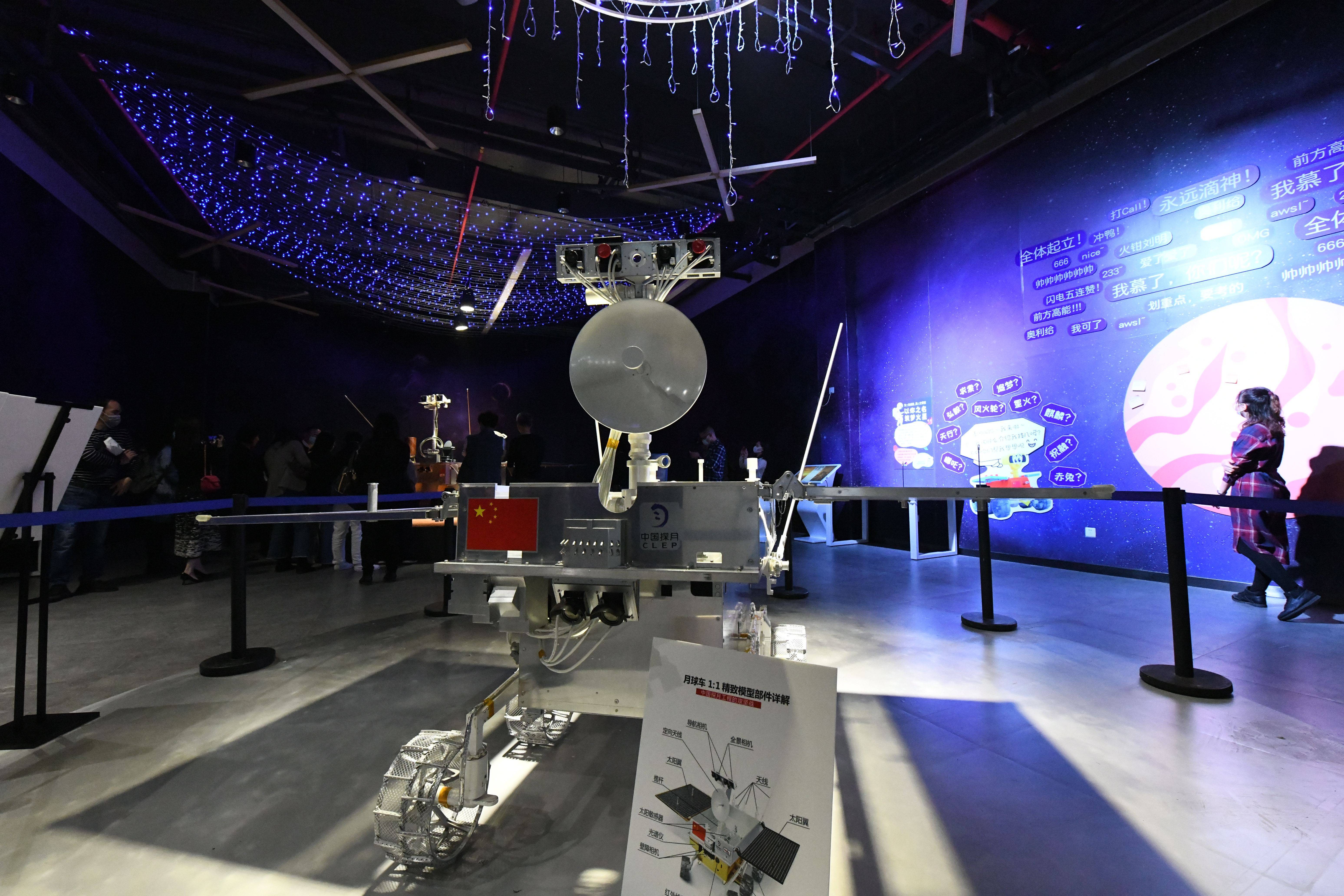 国家航天局探月与航天工程中心独家授权打造的高仿真"玉兔二号"月球车