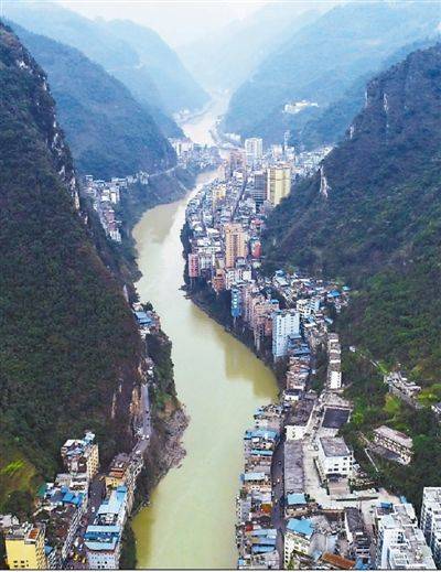 受地势限制,云南盐津老县城沿江而建,被称为"一线城市".