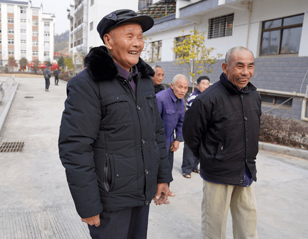 老人们笑容满面