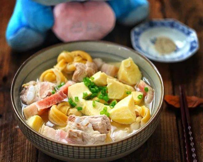 腌笃鲜虽然起源于徽州地区,但是却在上海享有盛誉,是上海人最爱的汤